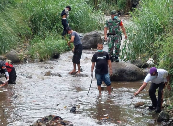 Pepeling Ikut Aksi Gerebek Sampah di Sungai Cisarua