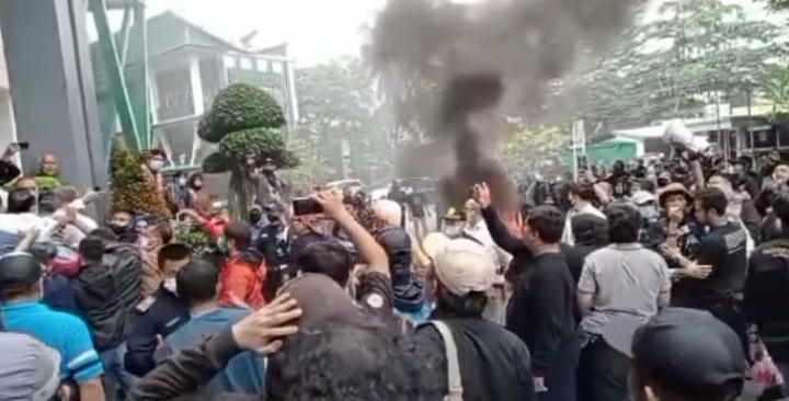 Keos, Aksi Demo Mahasiswa UNPAK Diwarnai Pembakaran Ban