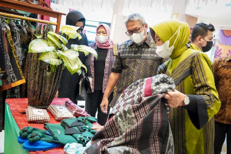 Festival Sarung Majalaya, KemenKopUKM Perkuat Industri Sarung Lewat Pendekatan Klaster