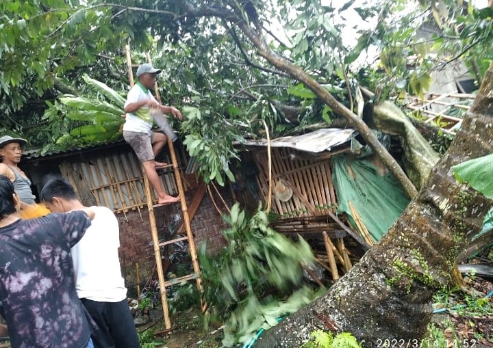 Angin Puting Beliung Terjang Belasan Rumah Warga Kampung Cadas
