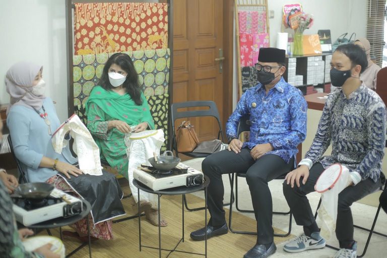 Kunjungi Galeri Handayani Geulis, Kedubes Pakistan Cekatan Membuat Batik