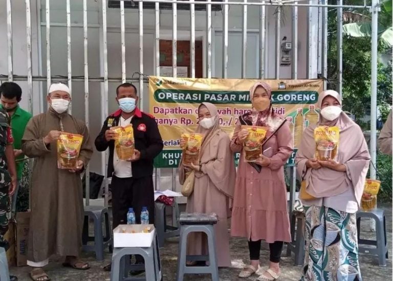 Camat Tanah Sareal Apresiasi Langkah Yayasan Al Ikhlas Melakukan Bazaar Minyak Goreng