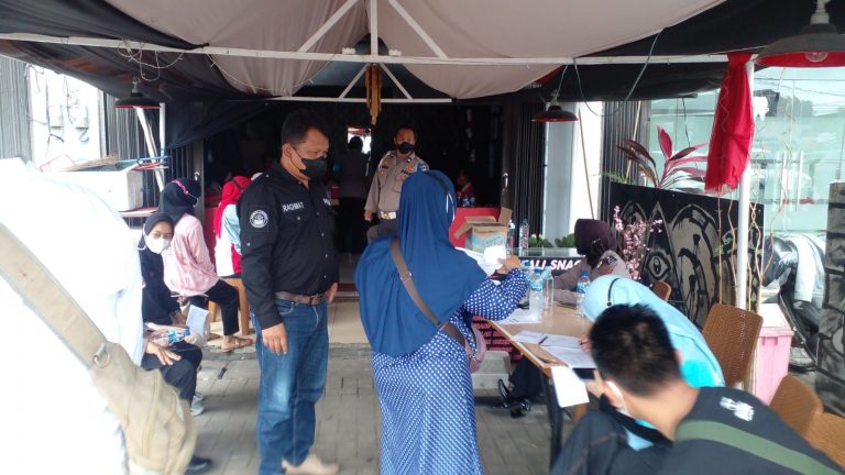 Mempercepat Vaksinasi di Kota Bogor, Polresta Bogor Kota Lakukan Vaksin Secara Door to Door