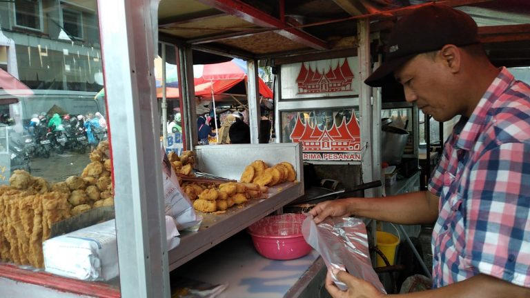 Curahan Hati Pedagang Kecil di Bogor yang Terdampak Harga Minyak Goreng Mahal
