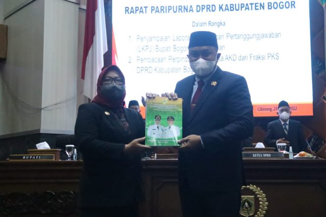 
 Bupati Bogor Dan Ketua DPRD Kabupaten Bogor Saat Selesai Rapat Paripurna Pada Rabu 23 Maret 2022. (Irfan/Bogordaily.net)