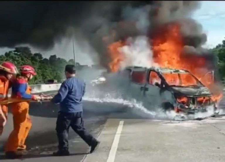 Breaking News! Korsleting Listik, Satu Mobil Terbakar di Km 24 Tol Jagorawi Arah Bogor