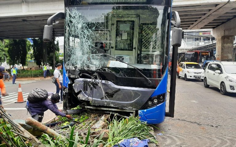 Bus Transjakarta Picu Tabrakan Beruntun di Tol Jagorawi