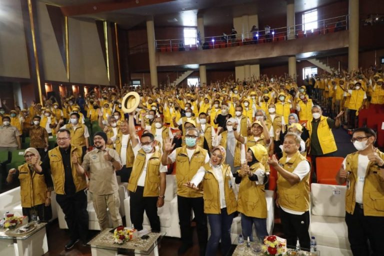 Gubernur Jabar Wisudakan Ribuan Petani Milenial di Bogor