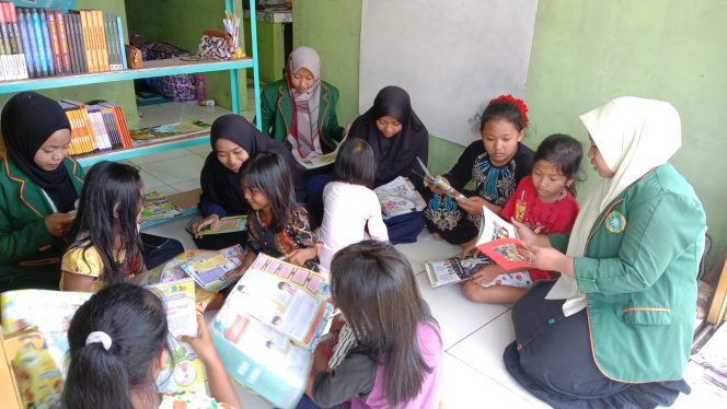 
 Mahasiswa KKN Sedang Melakukan Bimbingan Belajar Untuk Anak-anak Paud dan SD. (istimewa/Bogordaily.net) 