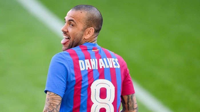 Meski Sudah Tua, Dani Alves Tetap Dipertahankan Barcelona
