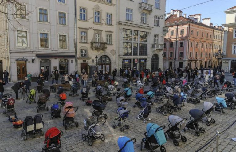 Kereta Bayi Berjejer di Alun-Alun Kota Lviv, Ukraina Terikan Rasa Kehilangan