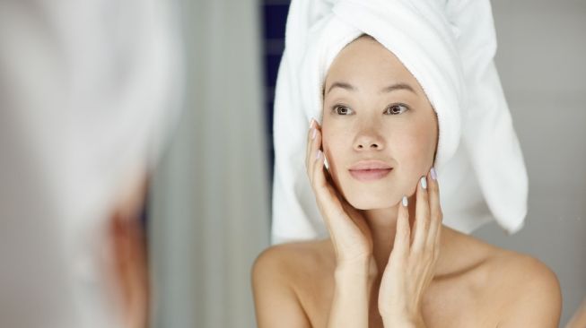 Suka Pakai Skincare? Nih Perbedaan Hydrating dan Moisturizing