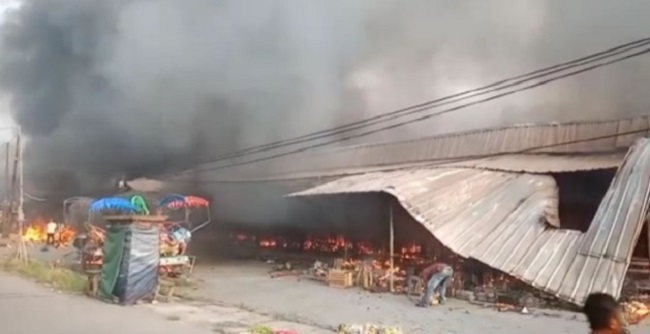 Breaking News! 45 Kios Hangus Terbakar di Pasar Teluknaga