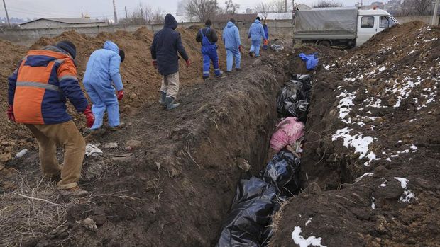 Warga Ukraina Gali Kuburan Massal, Jenazah Cuma Dibungkus Karpet hingga Kantong Kresek