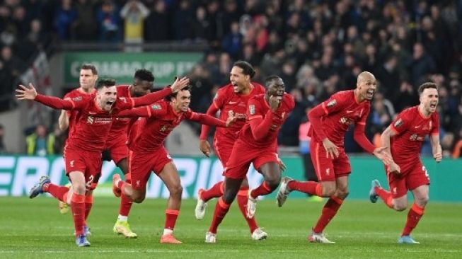 
 Para pemain Liverpool saat merayakan kemenangan atas Chelsea pada final Piala Liga Inggris di Stadion Wembley, London pada 27 Februari 2022 lalu. (Justin Tallis/AFP/Suara.com)