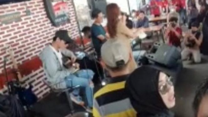 
 Tri Suaka Cs Diduga Gelar Konser di Sebuah Kafe di Parepare. (detik/Bogordaily.net)