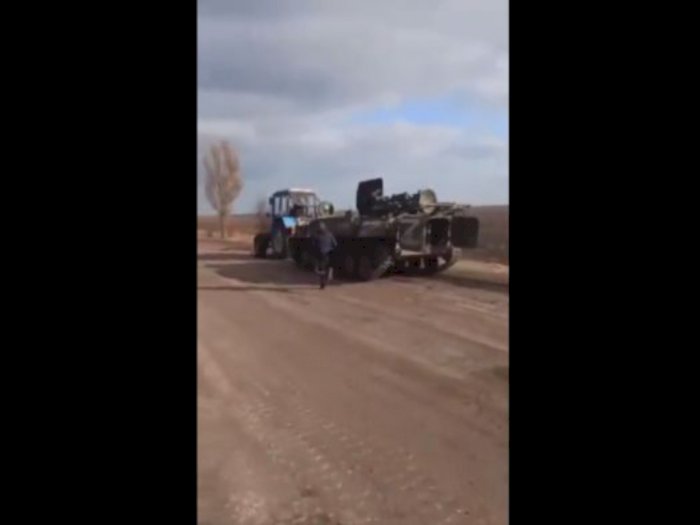 Banyak Akal, Petani Ukraina Curi Tank Rusia Pakai Traktor