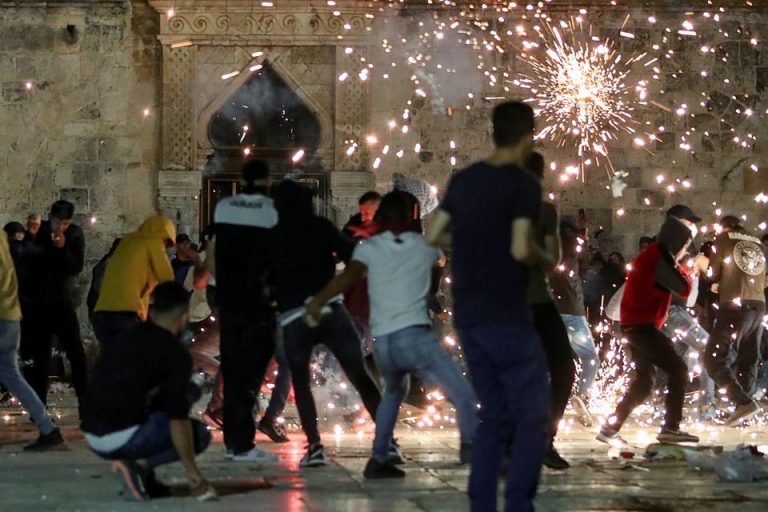 Israel Menyerang Warga Palestina Saat Subuh di Kompleks Masjid Al Aqsa