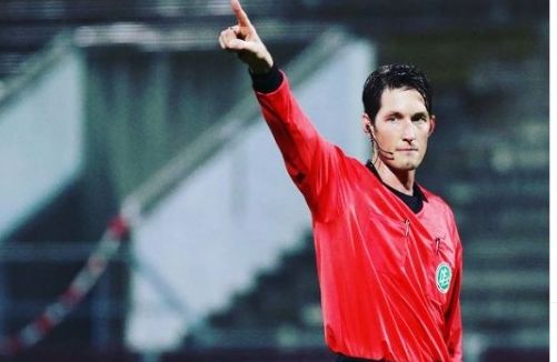 Wasit Bundesliga, Matthias Jollenbeck Hentikan Pertandingan  Waktu Berbuka Puasa Tiba