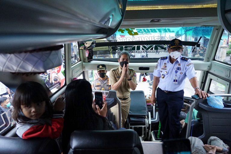 Dedie Lepas 15 Bus Mudik Gratis di Terminal Baranangsiang