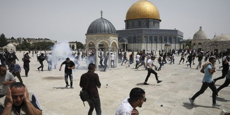 Polisi Israel Kembali Bentrok dengan Massa Palestina di Masjid Al-Aqsa