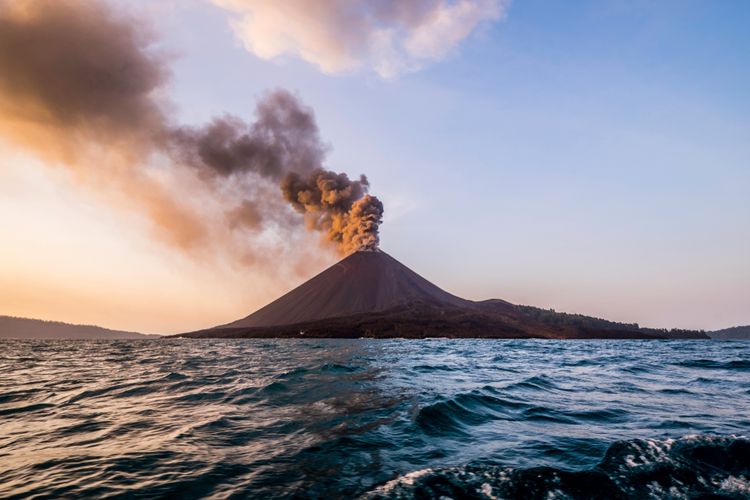 Gunung Anak Krakatau Berstatus Siaga, BMKG Akan Terus Memonitor