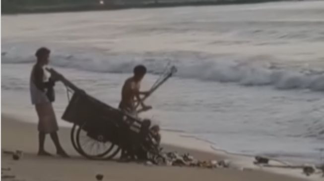 Viral, Aksi Warga Tertangkap Basah Buang Sampah di Pantai Carita