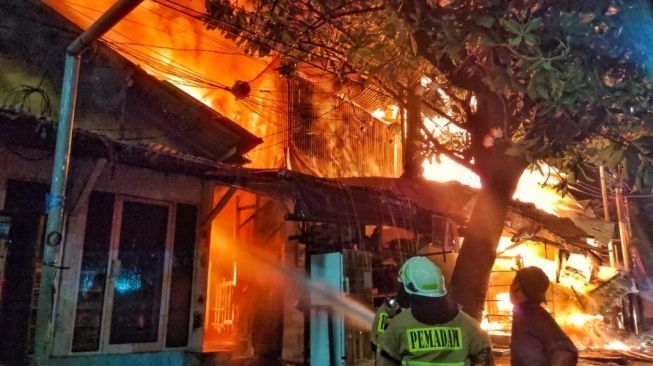 Kebakaran Hebat di Pasar Gembrong, 25 Mobil Damkar Dikerahkan