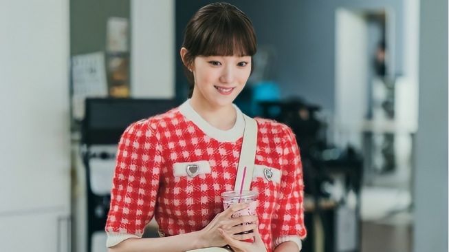 Tampil di Drama ‘Shooting Stars’, Lee Sung Kyung Jadi Kepala Tim Humas