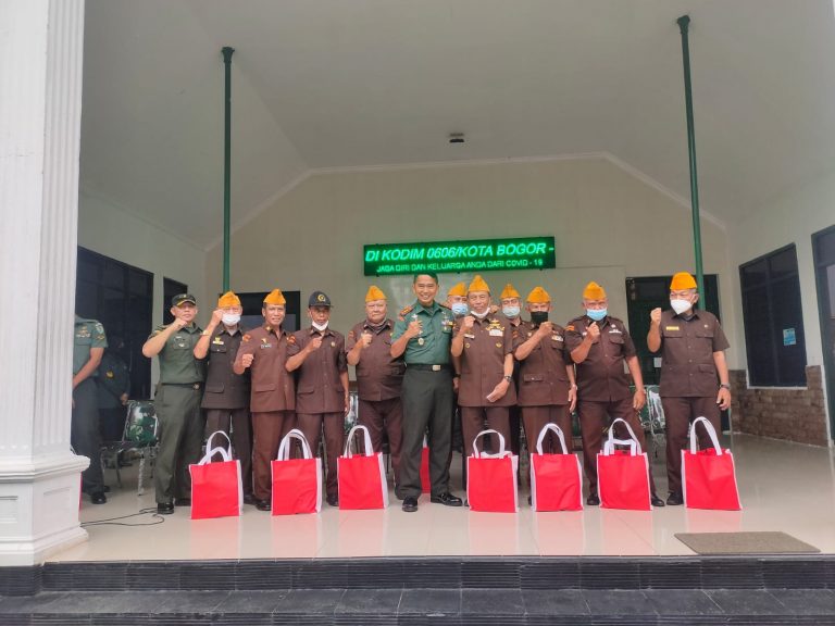 Jelang Lebaran, Dandim 0606 Kota Bogor Berikan Bingkisan Kepada 65 Veteran