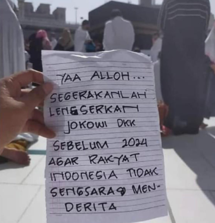 Berdoa di Depan Ka’bah Warga Minta Jokowi Lengser, Buat Heboh Warganet