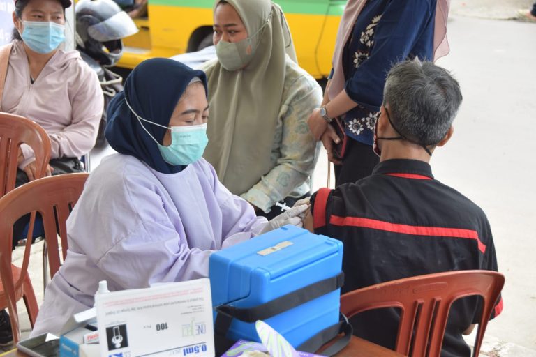 Capai Ratusan Warga, Pasar Tradisional Kota Bogor Jadi Sentra Vaksin Booster