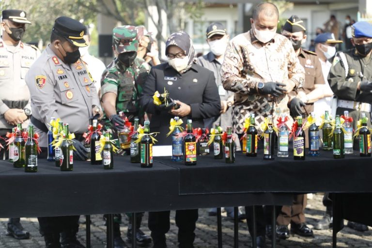 Pemkab Bogor Musnahkan Ribuan Botol Miras Hasil Operasi Pekat