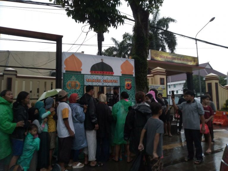 Meski Diguyur Hujan, Warga Membludak Antri Takjil dari Satlantas Polres Bogor