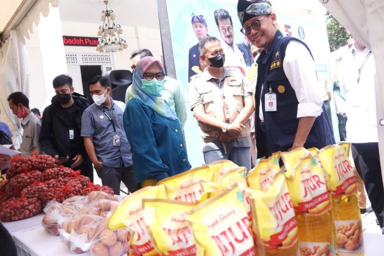 Sekda Kota Bogor Syarifah Sofiah menghadiri bazar pasar Pangan Murah