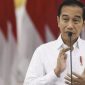 Jokowi bagikan uang dan sembako