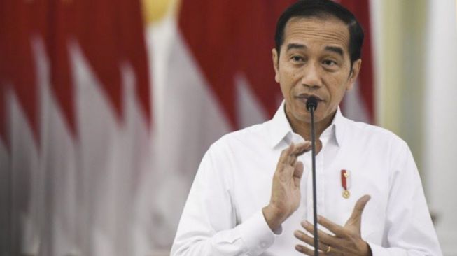 Jokowi Bagikan Uang dan Sembako di Bogor, Langsung Diserbu Emak-emak