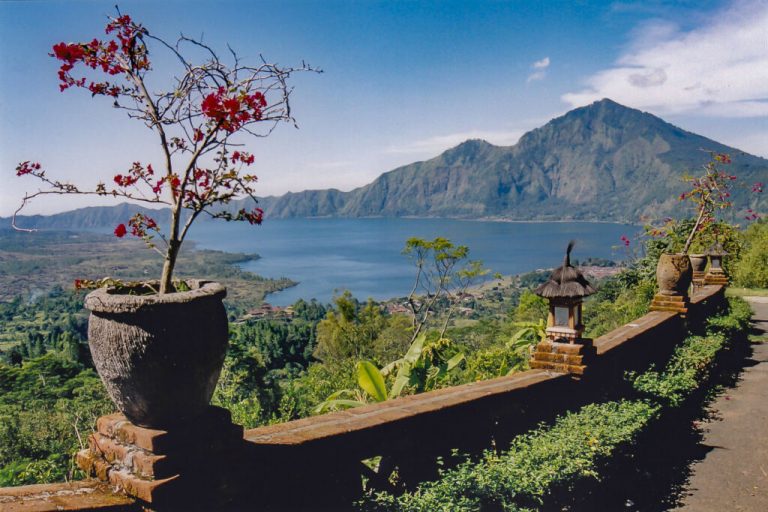 Geger! Bule Telanjang Joget di Gunung Batur Bali
