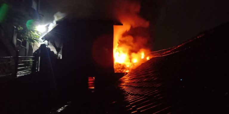 Rumah Dua Lantai di Kampung Muara Hangus Terbakar, Diduga Korsleting Listrik