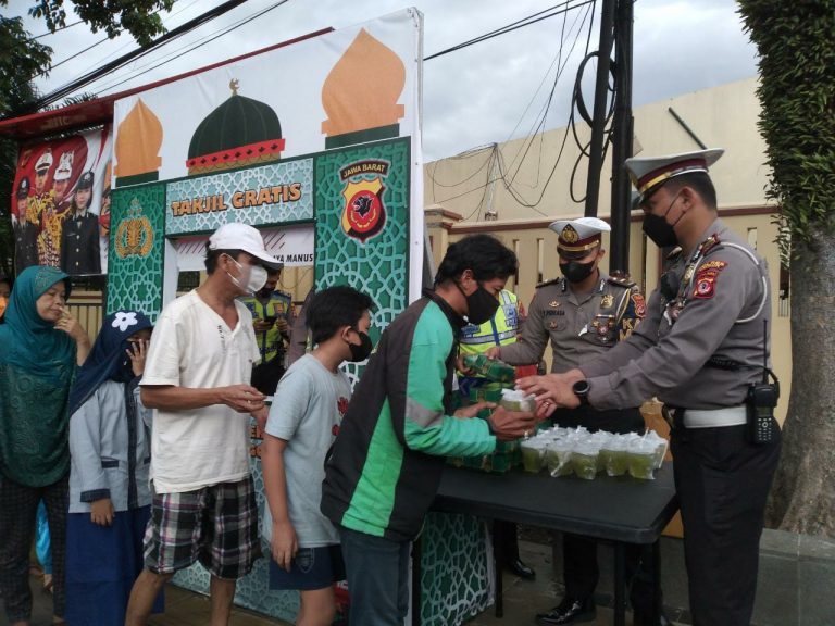 Polres Bogor Bagikan 250 Paket Takjil untuk Pengendara Selama Ramadhan