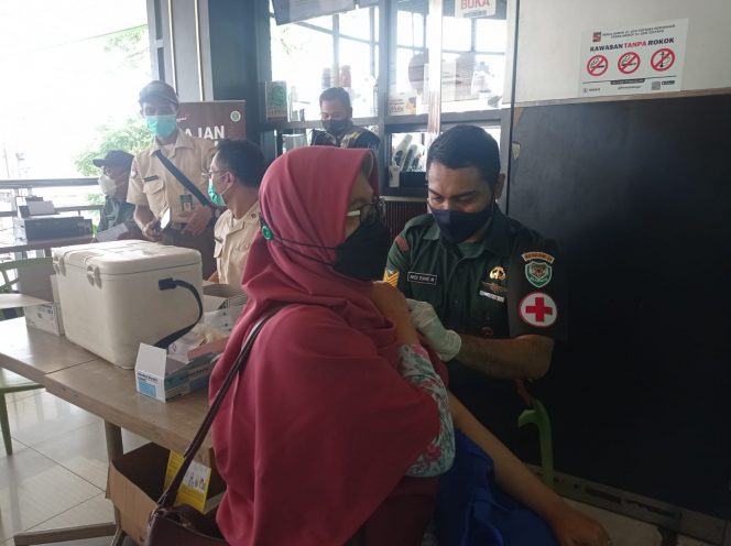
 Kodim 0606 Lakukan Vaksinasi Booster Kepada Para Pengunjung di salah Satu Pusat Perbelanjaan, Jalan Raya Dramaga, Kelurahan Margajaya, Kecamatan Bogor Barat. (Heri/Bogordaily.net)