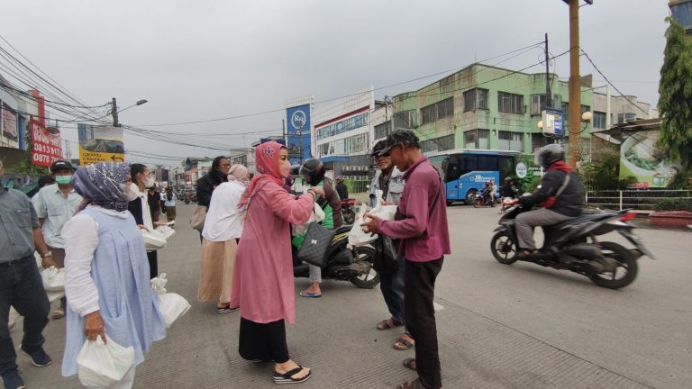 Komunitas Musik Route 80’s Bogor Sebar Ratusan Paket Berbuka Puasa
