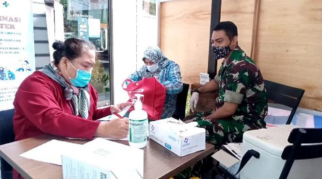 
 Kodim 0606/KB terus melakukan percepatan vaksinasi booster dengan menyasar para pengunjung di Super Indo Jalan Pahlawan No.148, Kelurahan Empang, Kecamatan Bogor Selatan, Kota Bogor, Jumat 15 April 2022. (Ibnu/Bogordaily.net)