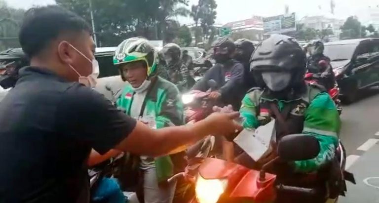 Keren, Belasan Musisi Jalanan di Bogor Berbagi Jelang Buka Puasa