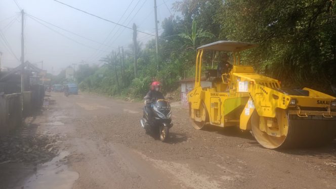 
 Ruas Jalan Warung Borong Ciampea-Rancabungur yang rusak parah.(Ruslan/Bogordaily.net)