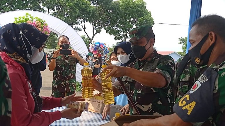 Danlanud Atang Sendjaja Bogor Monitor Pasar Murah di Balai Prajurit Megantara