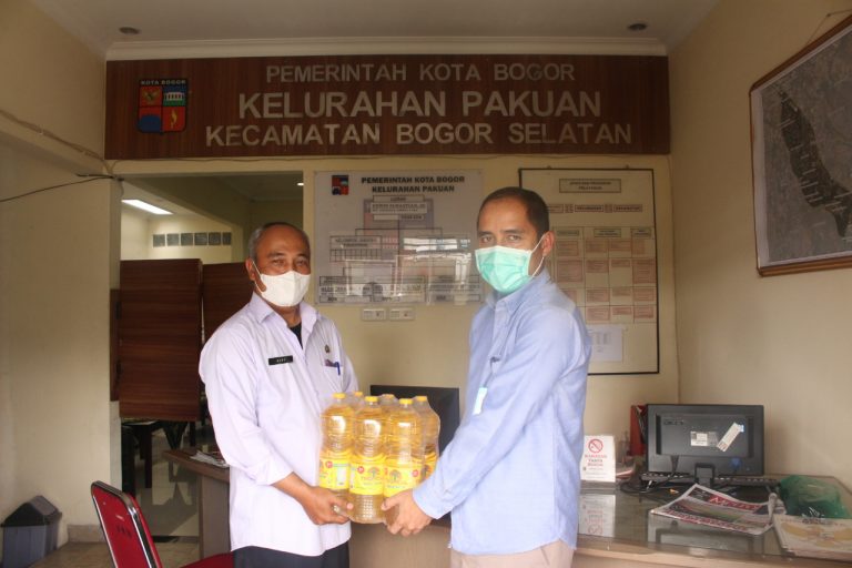Bank Kota Bogor Tebar Ratusan Botol Minyak Goreng Kemasan ke Dua Wilayah di Bosel