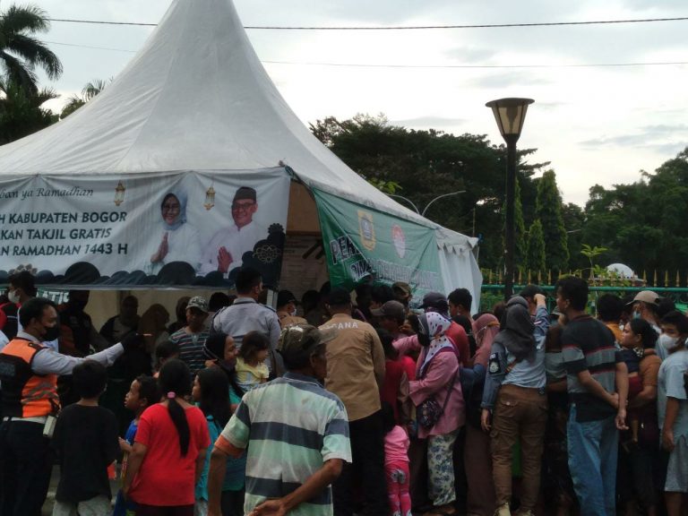 Puluhan Warga Berebut Takjil Gratis Dari Dinsos Kabupaten Bogor