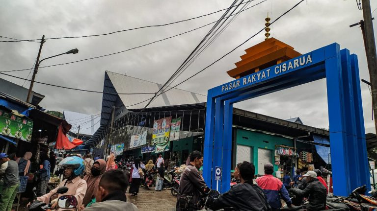 Jokowi Blusukan ke Pasar Cisarua, PKL dan Emak-Emak Harus di Swab
