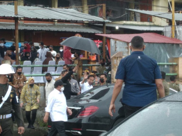 Kunjungi Pasar Ciawi, Presiden Jokowi Bagikan Uang dan Kaos untuk Warga